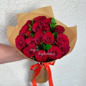 15 красных роз