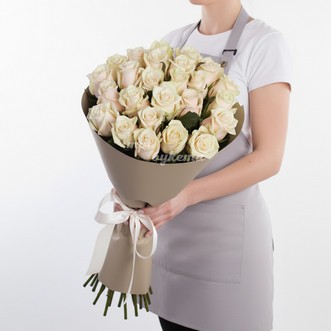 25 кремовых роз