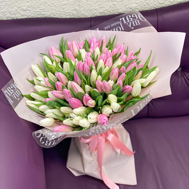 101 белый и розовый тюльпан (на кресле)