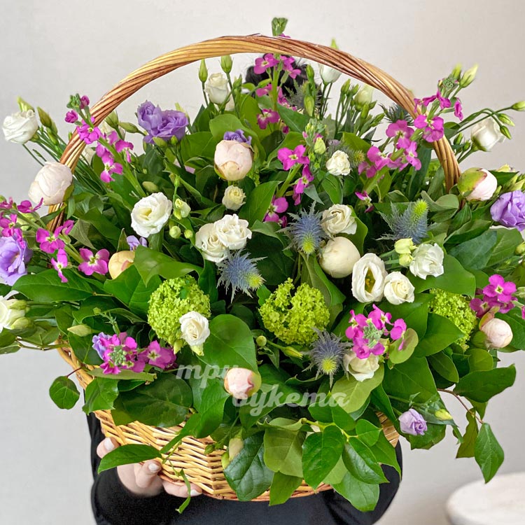 Корзина с эустомами (крупный план)