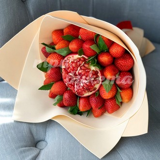 Букет из клубники и граната Букет из клубники и граната