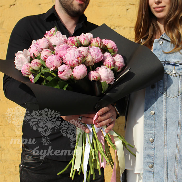 Букет из 25 светло-розовых пионов в Premium упаковке Блэк