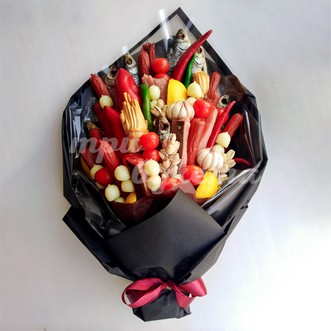 Букет из копченой рыбы и сыра