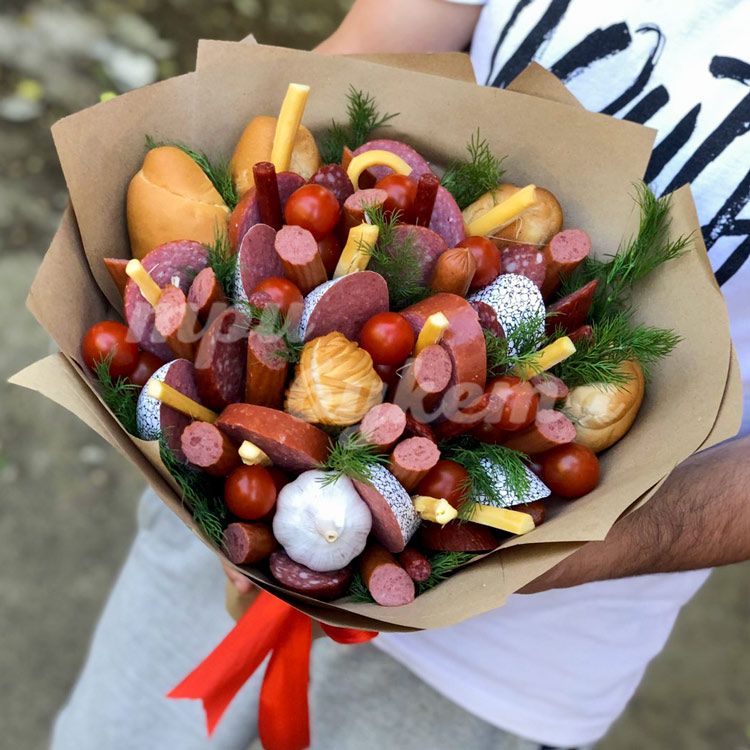 Букет из нарезанной колбасы в крафте (крупный план)