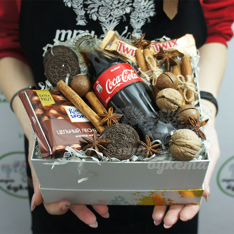 Коробочка со сладостями и орехами