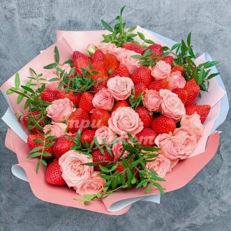 Букет из 35 ягод клубники и роз