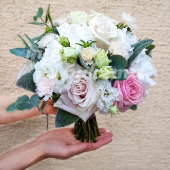 Букет невесты из гвоздик и роз