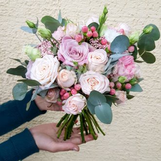 Букет невесты из роз и озотамнуса