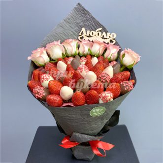 Букет из клубники и роз «Люблю»
