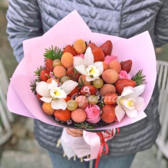 Букет из орхидей, клубники и личи