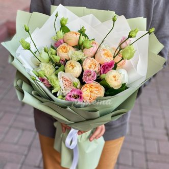 Букет из 10 персиковых пионовидных роз