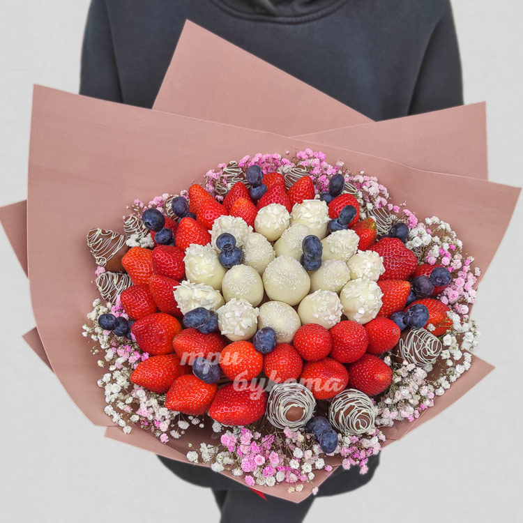 Букет из клубники с гипсофилой
