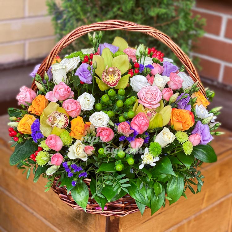 Корзина роз, орхидей и хризантем