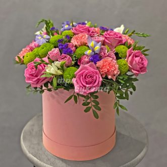 Розовая роза и гвоздики в коробке