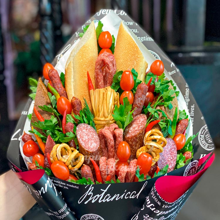 Мужской букет из колбасок и томатов (крупный план)