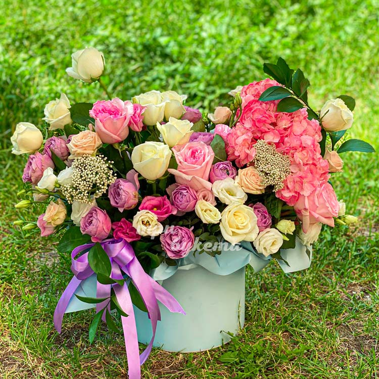 Шляпная коробка роз, эустом и гортензии