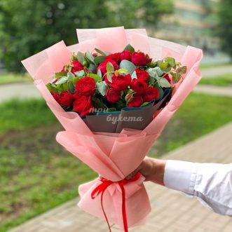 Букет 11 красных куст. пионовидных роз