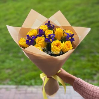 Букет желтых роз с ирисами