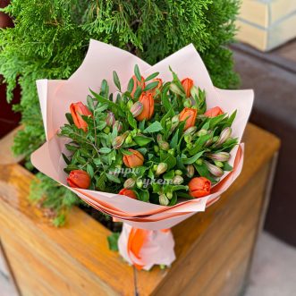 Букет оранжевых тюльпанов с альстромериями