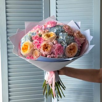 Букет ярких роз, гвоздик и гортензий