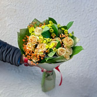 Зеленый букет кустовых роз и хризантем