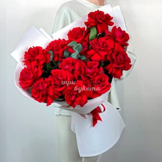 Букет из 15 красных французских роз Нина