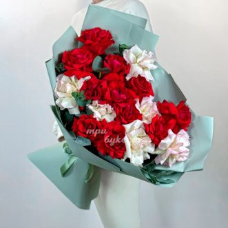 Букет из 17 красных и розовых французских роз