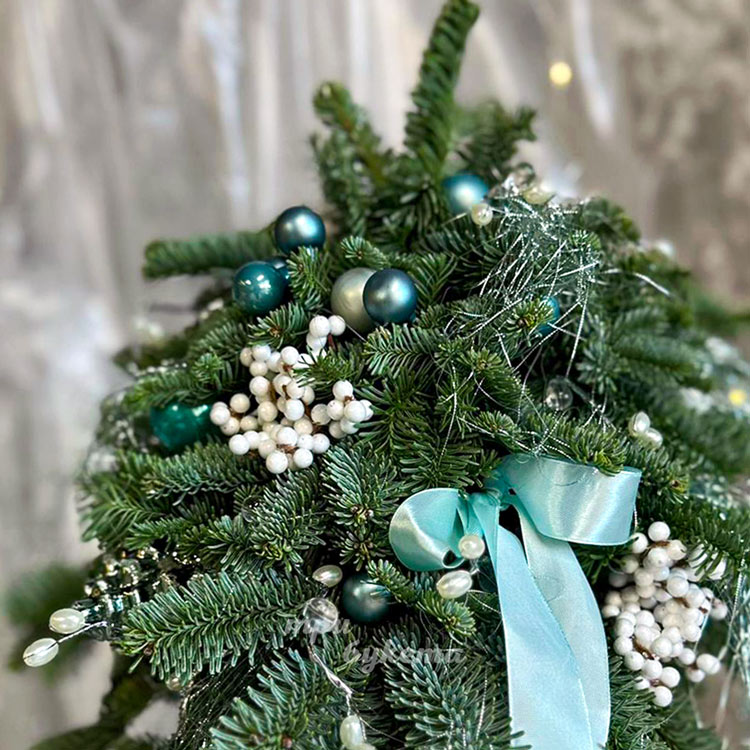 Новогодняя елочка с декором и лентой (крупный план)